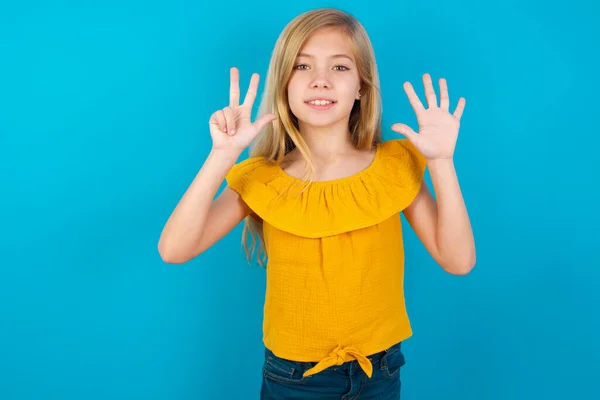 Маленька Дівчинка Являється Вказує Пальцями Номер Вісім Посміхаючись Впевнено Щасливо — стокове фото