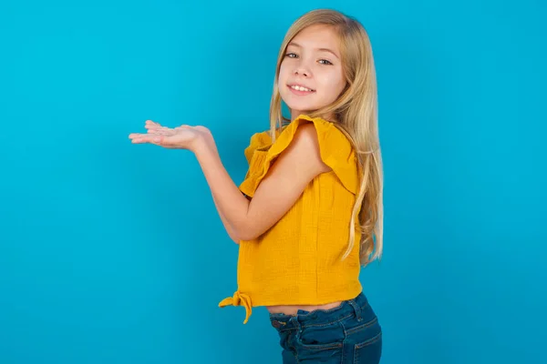 Menina Apontando Para Lado Com Mãos Abertas Palmas Mostrando Espaço — Fotografia de Stock