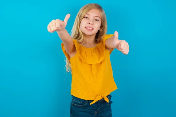 Küçük Kız Olumlu Jestleri Onaylıyor Gülümsüyor Başarı Için Mutlu Kazanan — Stok fotoğraf