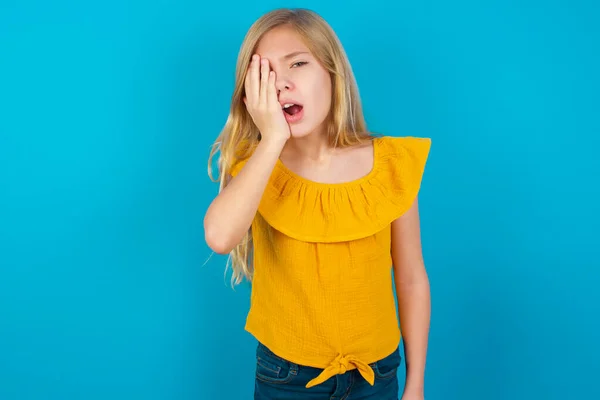 Klein Meisje Geeuwen Moe Bedekken Half Gezicht Oog Mond Met — Stockfoto