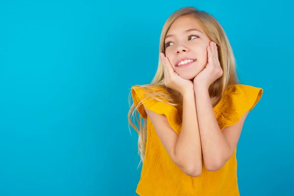 Inspirado Menina Olhando Para Copyspace Ter Pensamentos Sobre Eventos Futuros — Fotografia de Stock