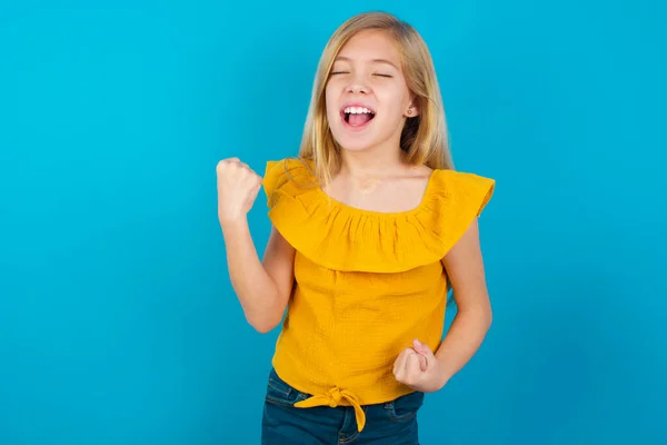 Küçük Kız Çok Mutlu Heyecanlı Kazanan Jest Yapıyor Kolları Havada — Stok fotoğraf