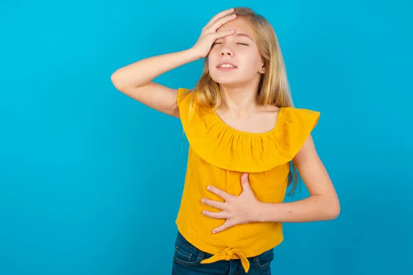 Klein Meisje Aanraken Voorhoofd Voor Ziekte Koorts Griep Kou Virus — Stockfoto