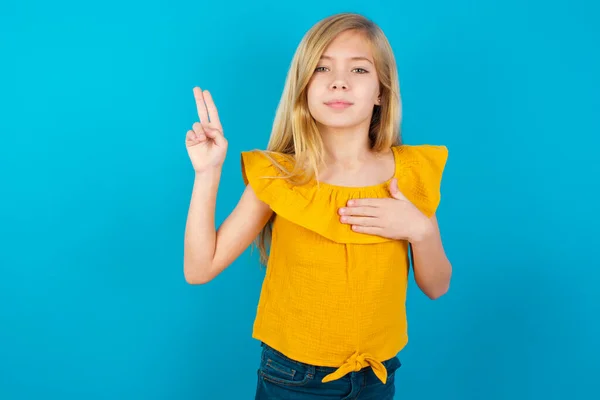 Küçük Kız Göğsünde Parmakları Havada Küfrederek Sadakat Yemini Ediyor — Stok fotoğraf