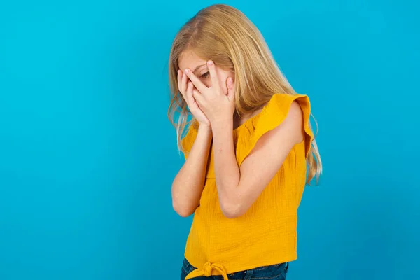 Triest Klein Meisje Huilen Bedekken Haar Gezicht Met Handen — Stockfoto