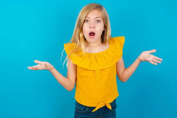 Frustrated Little Girl Feels Puzzled Hesitant Shrugs Shoulders Bewilderment Keeps — Stock Photo, Image