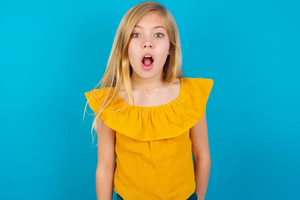 God Surprised Little Girl Stares Camera Shocked Expression Exclaims Unexpectedness — Stock Photo, Image