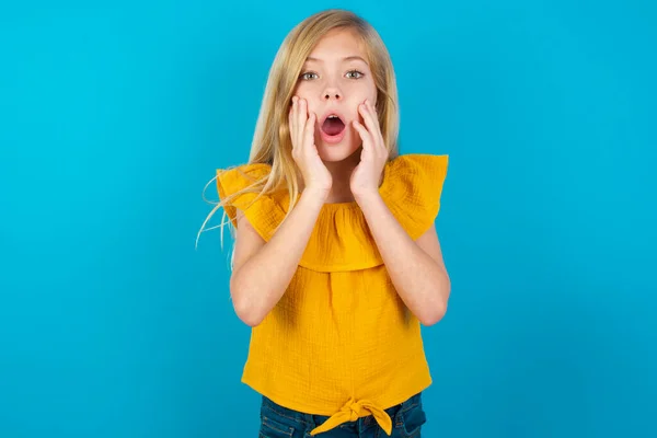 Asustada Niña Aterrorizada Conmocionada Con Los Precios Tienda Gente Concepto —  Fotos de Stock