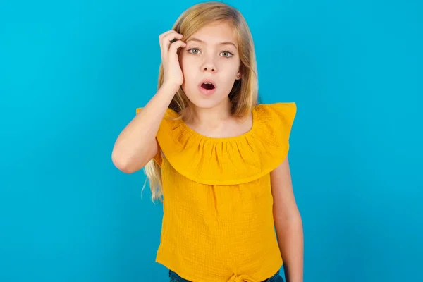 Embarrassed Little Girl Shocked Expression Expresses Great Amazement Puzzled Model — Stock Photo, Image