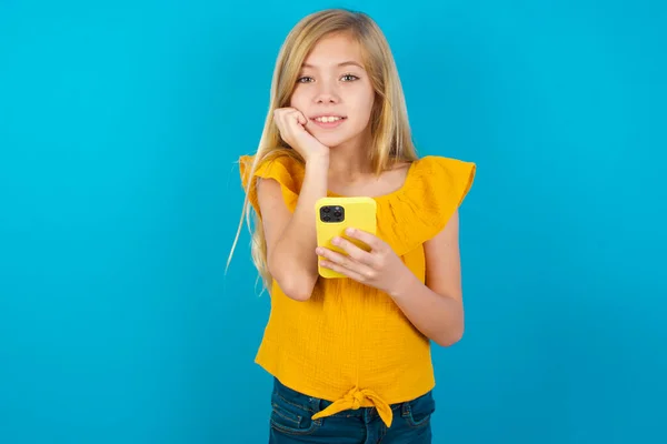 Menina Alegre Posa Com Dispositivo Telefone Celular Digita Mensagem Texto — Fotografia de Stock