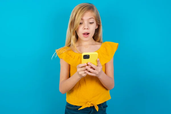Menina Usando Telefone Celular Conversando Tempo Livre — Fotografia de Stock