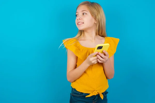 Menina Segurando Mãos Mostrando Nova Célula — Fotografia de Stock