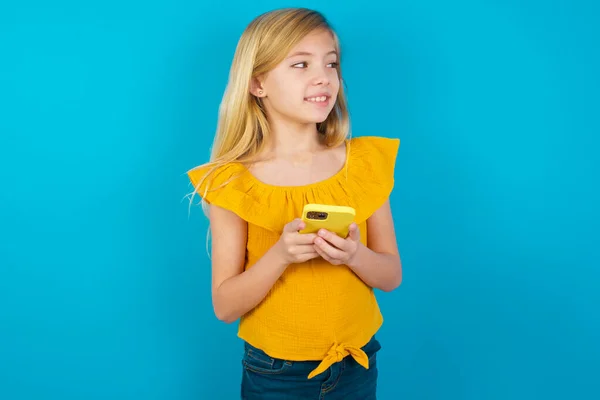 Bambina Tenere Telefono Mano Guardando Pubblicità Spazio Vuoto — Foto Stock
