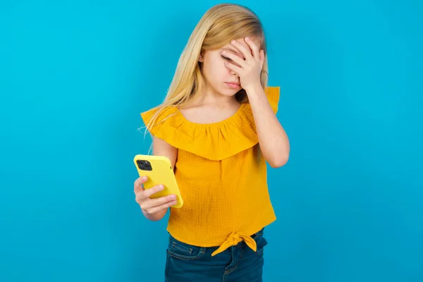 Klein Meisje Zoek Naar Smartphone Gevoel Verdrietig Hand Hand Gezicht — Stockfoto