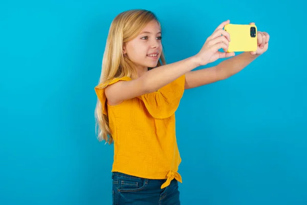 Liten Flicka Som Tar Selfie Att Lägga Upp Det Sociala — Stockfoto