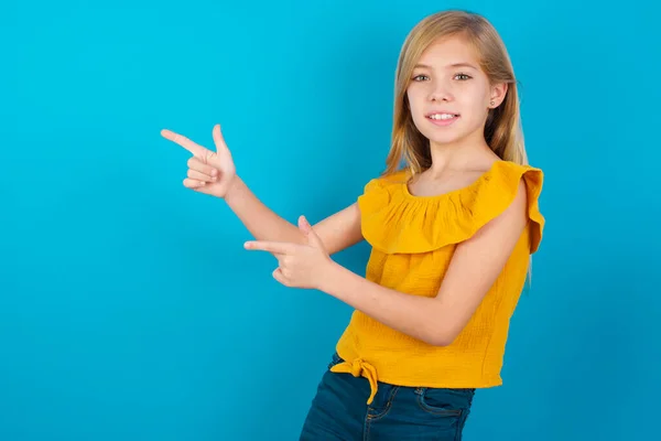 Маленька Дівчинка Вказує Copyspace Рекомендує Знижки Продажі — стокове фото