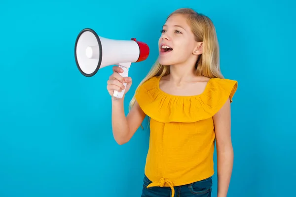 Holčička Křičí Přes Megaphone Dostupným Kopírovacím Prostorem — Stock fotografie