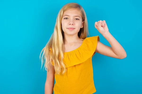 Маленька Дівчинка Вказує Вгору Пальцем Номер Десять Китайською Мовою Жестів — стокове фото