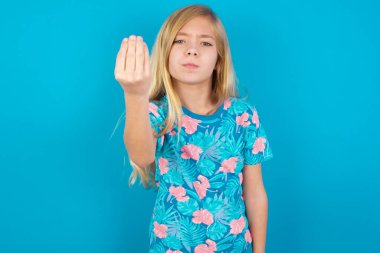 Model İtalyanca el ve parmakları ile kendinden emin ifade yapıyor