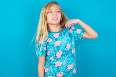 Model stresli, endişeli, yorgun ve hayal kırıklığına uğramış, gömleğini çekmiş, sorunlu görünüyor