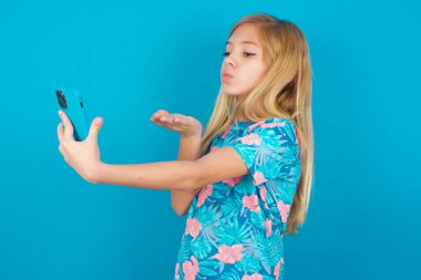 MODEL akıllı telefonun kamerasına hava öpücüğü veriyor ve selfie çekiyor, internetten mwah gönderiyor..