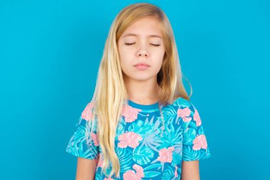 Model görünümlü, tatlı, sevimli, çekici, sevimli, tatlı, huzurlu, kapalı gözler.