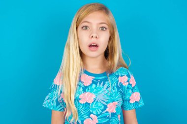 Şok olmuş MODEL böceği gibi bakıyor, ağzı açık tutuyor, şaşırmış ifadesi var. Omg kavramı