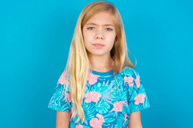 İlan veren, şaşıran ve ağzını açan parmaklarıyla işaret ediyor.