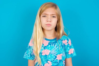 Model depresif ve endişeli, ağlayan kızgın ve korkmuş. Üzücü ifade.