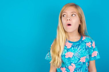 Şok olmuş Model boş görünüyor ve ağzı açık bağırıyor: Buna inanamıyorum..