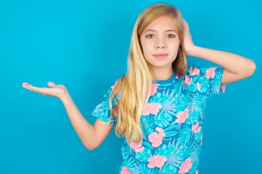 Şaşırdım. Model el ele tutuşup teklif sundu.