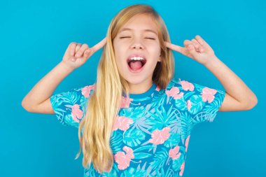 Çılgın Model 'in çığlık attığı ve parmaklarıyla saçlarını kapalı gözlerle gösterdiği fotoğraf.