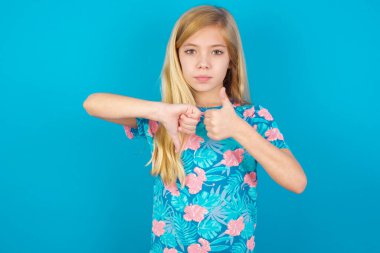 Model başparmağı yukarı ve aşağı işareti gösteriyor