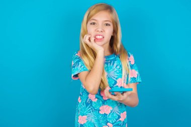 Telefonu tutan ve tırnaklarını yiyen komik bir modelim var.