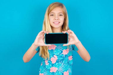 Neşeli içerik MODEL el aygıtını tutuyor  