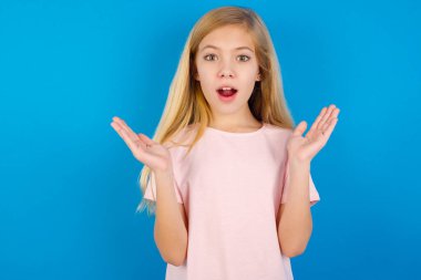 Mavi duvara karşı pembe tişört giyen korkmuş Kafkasyalı kız belirsizlikle jestler yapıyor, kameraya bakıyor, şaşırmış bir şekilde hileli soruya cevap vermiyor. İnsanlar, vücut dili, duygu kavramı