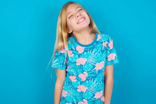 Θετικό Κοριτσάκι Χαρούμενη Έκφραση Κλείνει Μάτια Και Γελάει Δείχνει Λευκά — Φωτογραφία Αρχείου