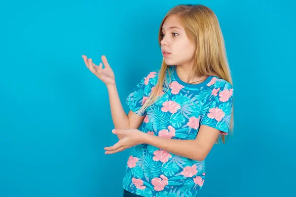 Enfant Caucasien Mécontent Garde Les Mains Vers Espace Vide Demande — Photo