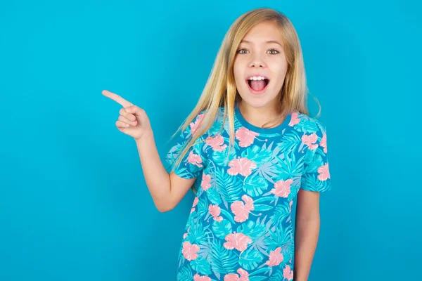 Model boş boşluğu gösterir. İnsanlar tanıtım ve reklam kavramları
