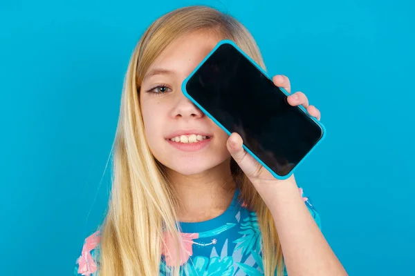 Model Hålla Modern Smartphone Täcker Ett Öga Samtidigt Som Leende — Stockfoto