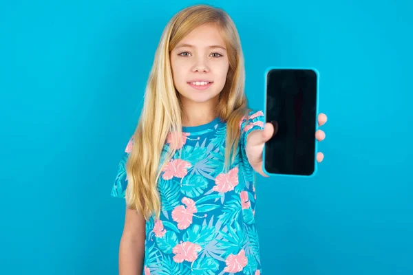 Encantador Adorable Modelo Que Sostiene Dispositivo Moderno Mostrando Teléfono Inteligente — Foto de Stock