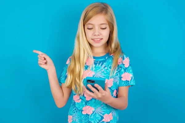 Sorrindo Modelo Apontando Dedo Para Espaço Branco Segurando Telefone Uma — Fotografia de Stock