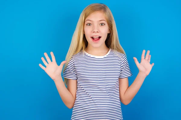 Optimiste Enfant Caucasien Soulève Les Paumes Joie Heureux Recevoir Cadeau — Photo