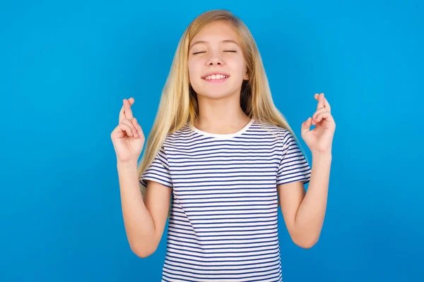 Caucasian Kid Has Big Hope Crosses Fingers Believes Good Fortune — Stock Photo, Image