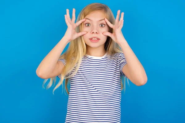 小さな女の子が目を開けて成功の機会を見つけ — ストック写真