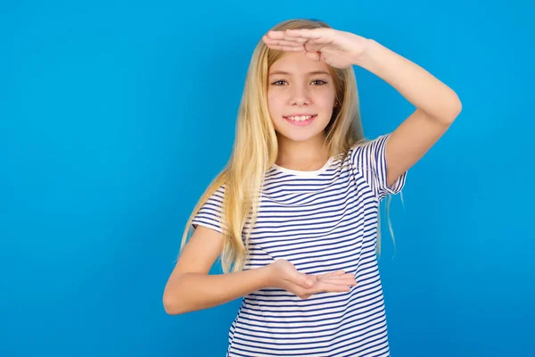 Маленька Дівчинка Жестикулює Руками Показуючи Великий Великий Знак Розміру Вимірює — стокове фото