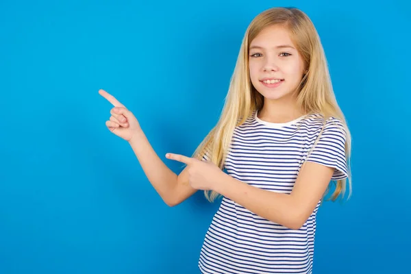 Маленька Дівчинка Показує Палець Порожній Простір Показує Найкращі Низькі Ціни — стокове фото