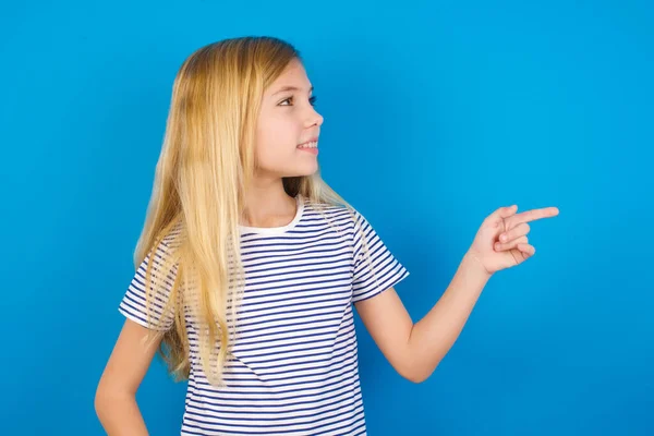 Souriant Fille Blanche Enfant Portant Une Chemise Rayée Contre Mur — Photo