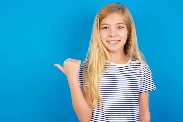 Piękny Kaukaski Dzieciak Dziewczyna Noszenie Pasiasty Koszula Przeciw Niebieski Ściana — Zdjęcie stockowe