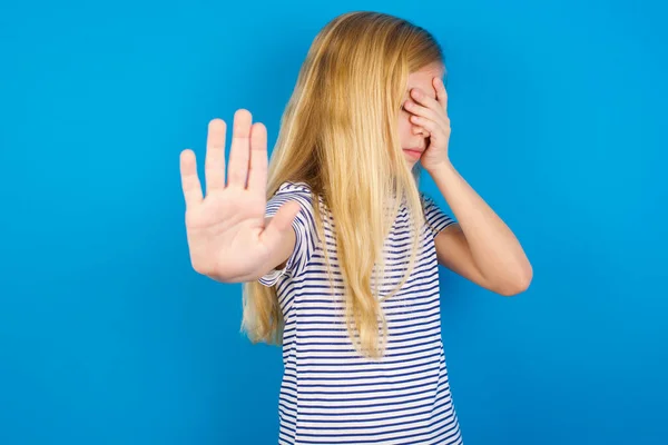 Blank Kind Meisje Dragen Gestreept Shirt Tegen Blauwe Muur Bedekt — Stockfoto